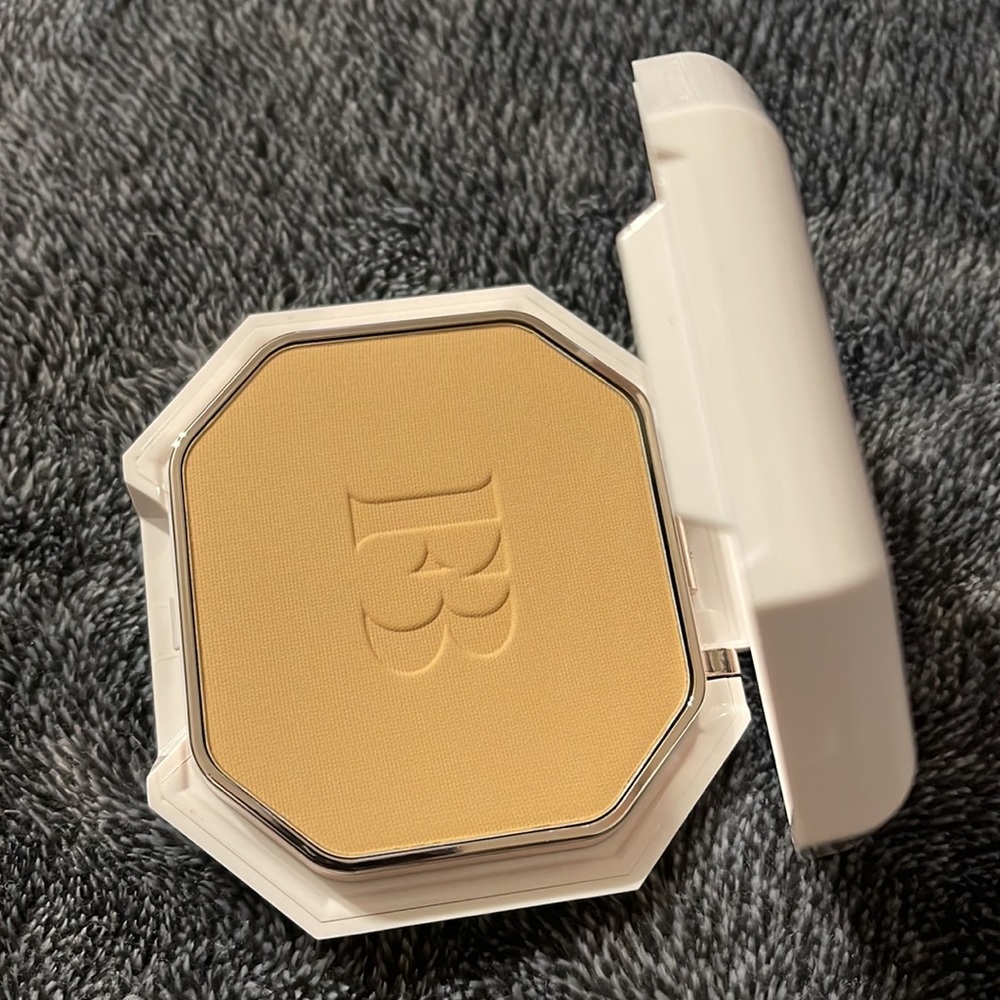 Fenty 250 Pro Filt’r Soft Matte Longwear Powder Foundation - Picture 5 of 6